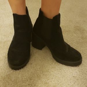 Black suede chelsea boots !
